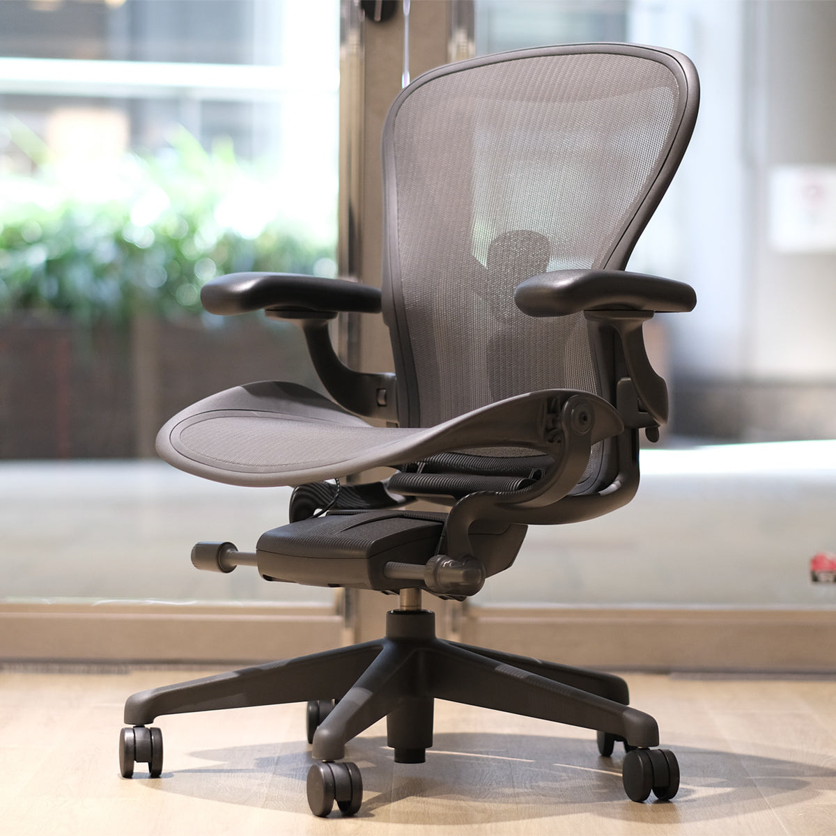 ハーマンミラー アーロンチェア Bサイズ グラファイト | ハーマン